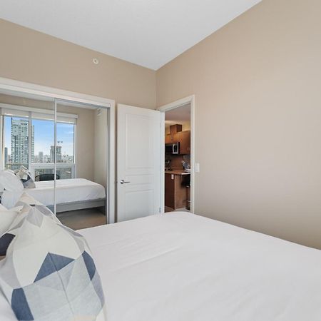 Heart Of Downtown Calgary Spacious Luxury Condo With Stunning Views And Premium Amenities Luaran gambar