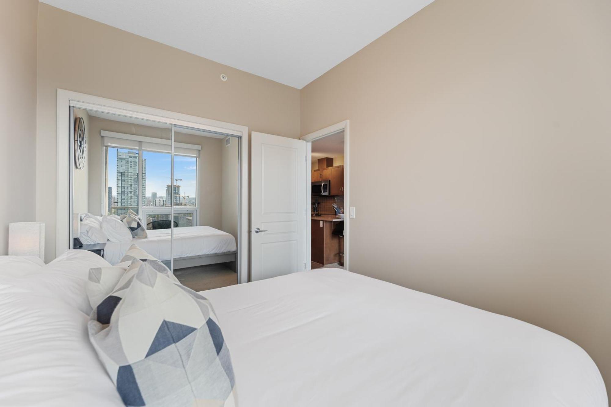 Heart Of Downtown Calgary Spacious Luxury Condo With Stunning Views And Premium Amenities Luaran gambar