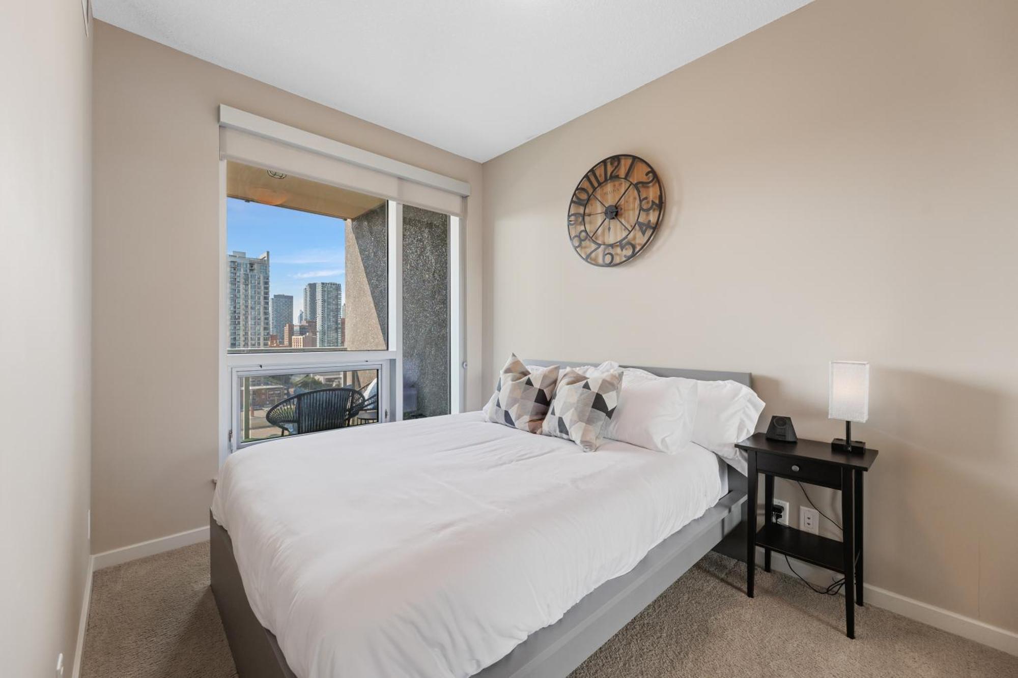 Heart Of Downtown Calgary Spacious Luxury Condo With Stunning Views And Premium Amenities Luaran gambar