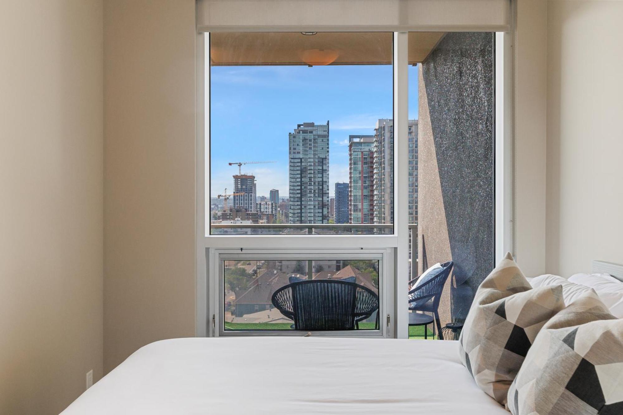 Heart Of Downtown Calgary Spacious Luxury Condo With Stunning Views And Premium Amenities Luaran gambar