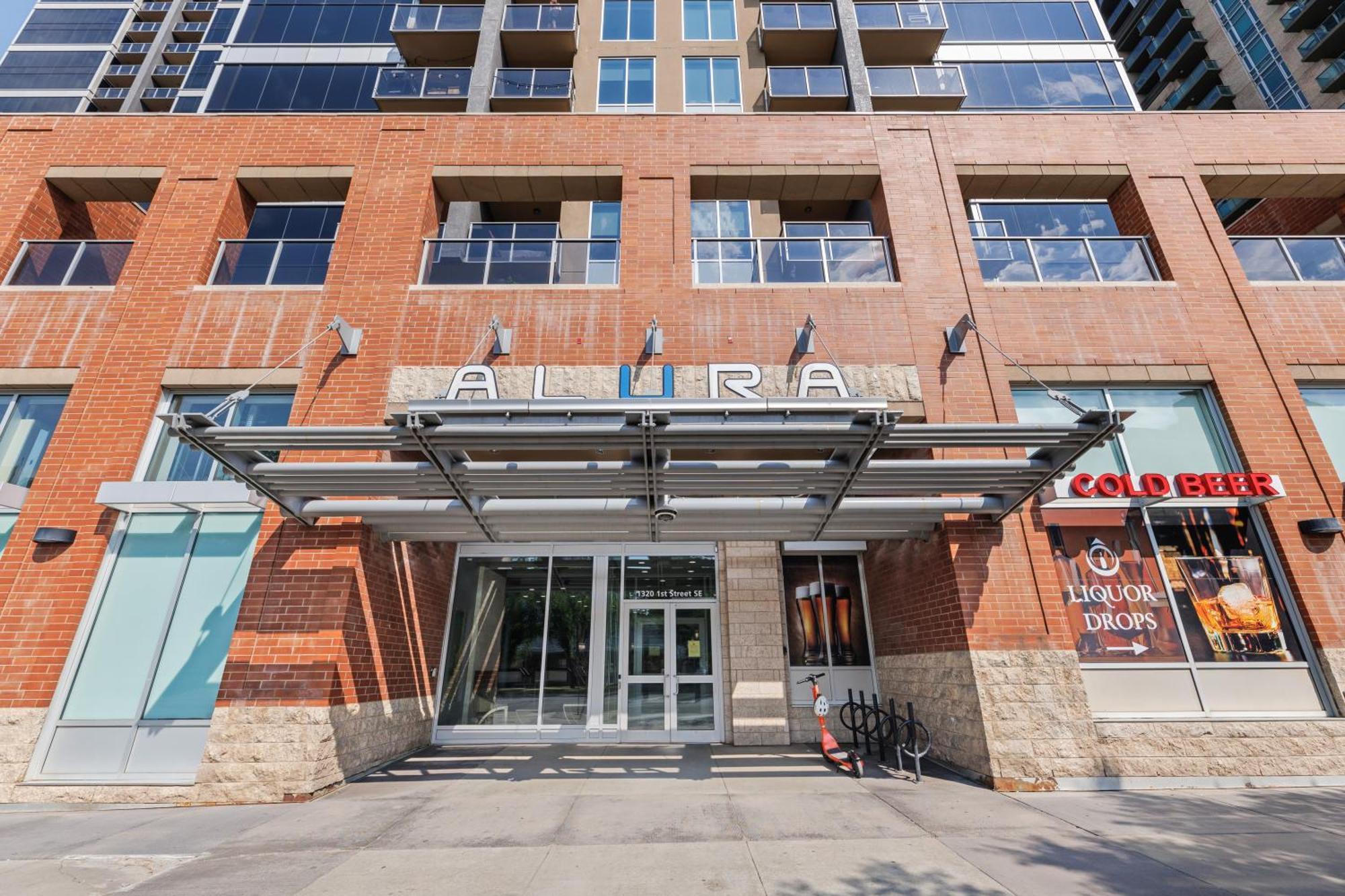 Heart Of Downtown Calgary Spacious Luxury Condo With Stunning Views And Premium Amenities Luaran gambar