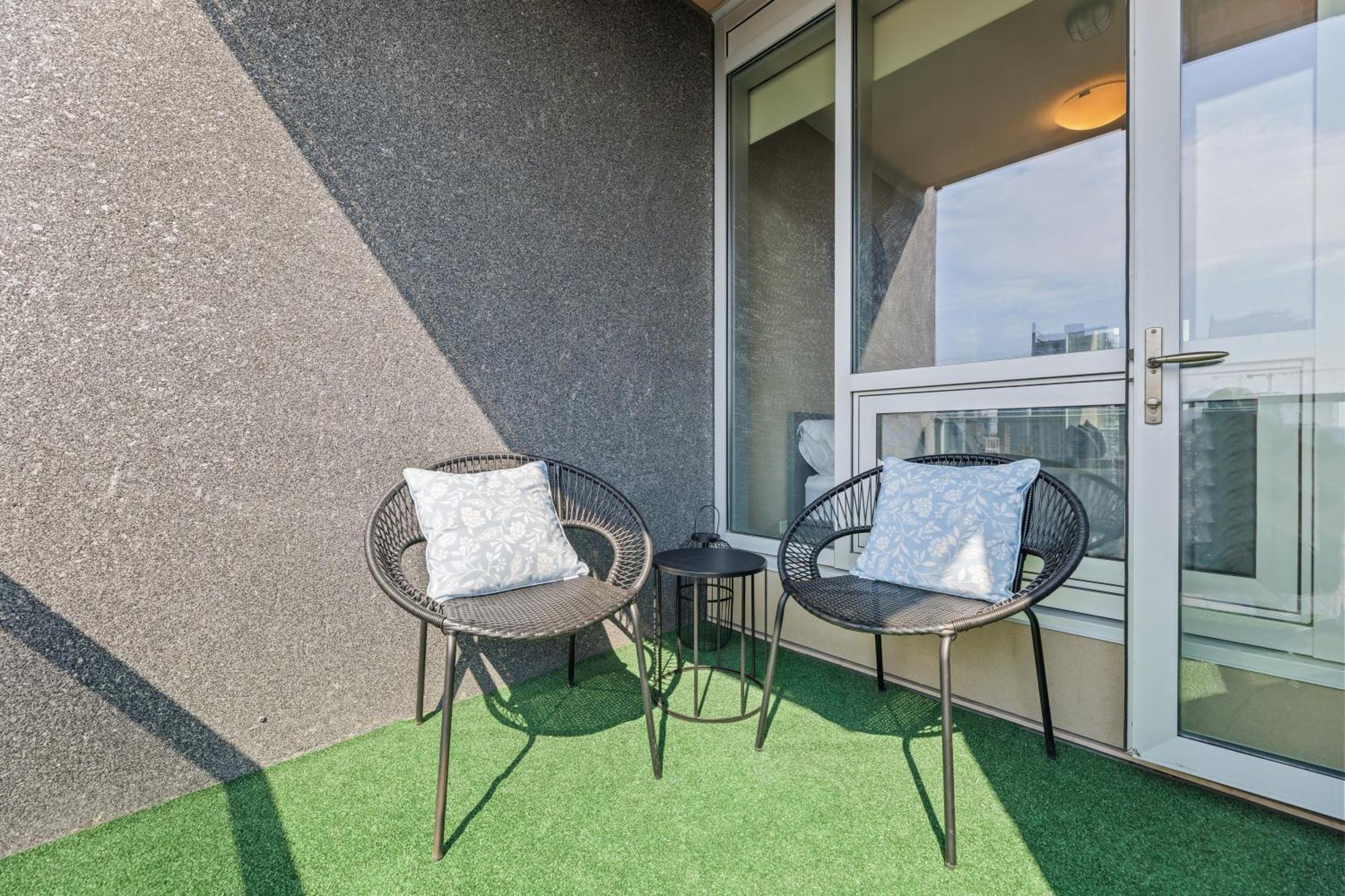 Heart Of Downtown Calgary Spacious Luxury Condo With Stunning Views And Premium Amenities Luaran gambar